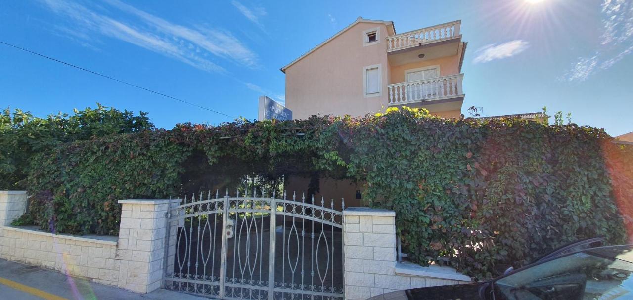 Apartmani Mira Vodice Esterno foto