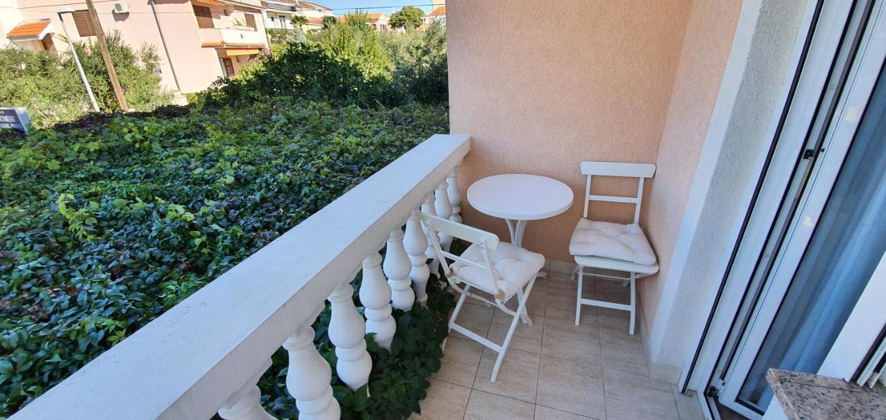 Apartmani Mira Vodice Esterno foto