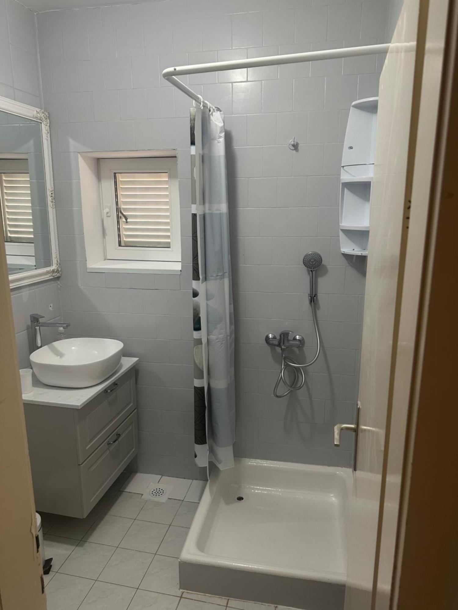 Apartmani Mira Vodice Esterno foto