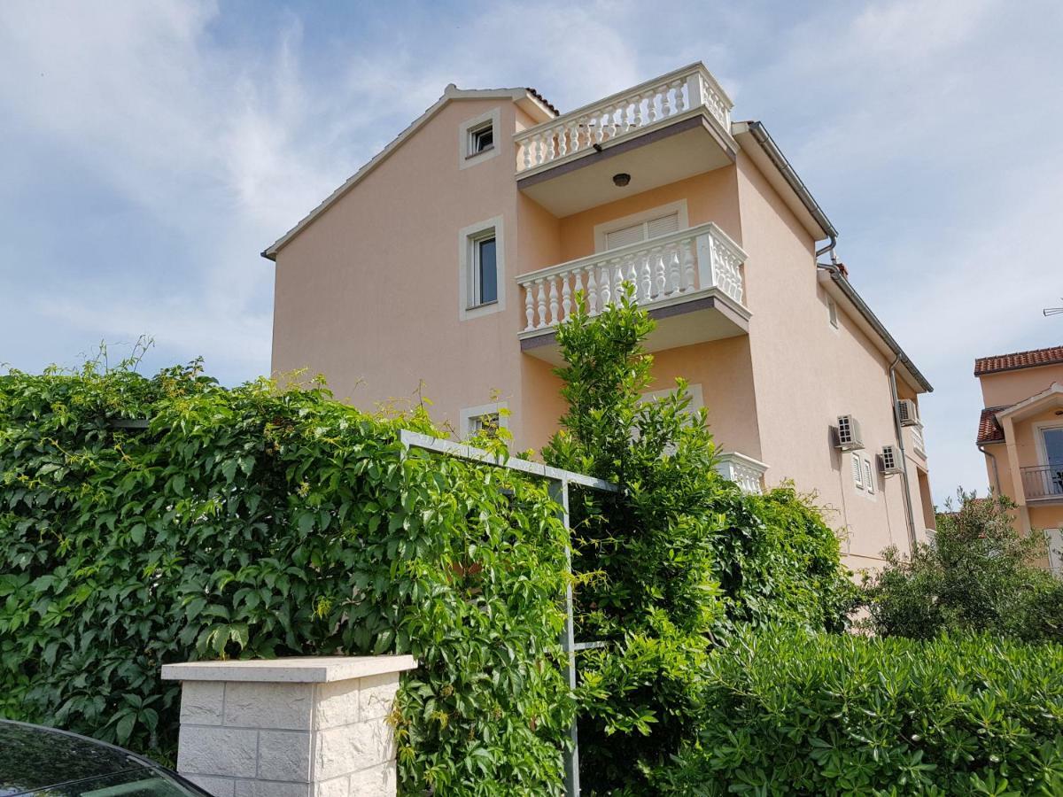 Apartmani Mira Vodice Esterno foto