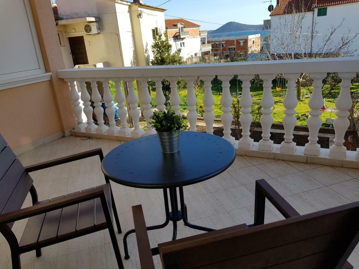Apartmani Mira Vodice Esterno foto