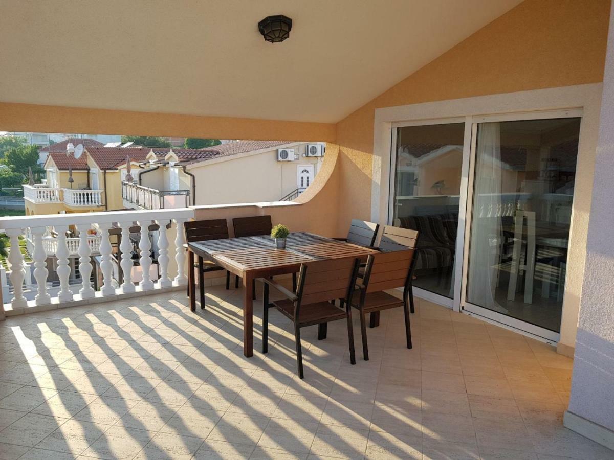 Apartmani Mira Vodice Esterno foto